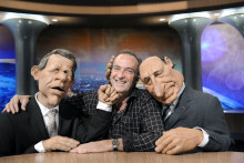 Yves Lecoq, une des voix des Guignols, pose avec les marionnettes de Patrick Poivre d'Arvor et Jacques Chirac, le 11 février 2009. 