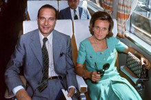 Le Premier ministre Jacques Chirac et son épouse Bernadette voyagent le 02 août 1976 à bord à bord du train rapide "Tokaido" entre Tokyo et Osaka à l'occasion de leur voyage officiel de trois jours au Japon.