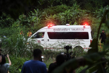 Une ambulance présente sur le site de la grotte où douze enfants sont coincés en Thaïlande, le 8 juillet 2018
