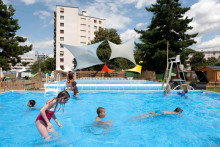 Des enfants s'amusent dans une piscine (illustration)