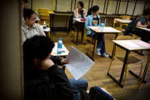 Des lycéens révisent leur notes une dernière fois avant de passer l'épreuve du bac de philosophie, le 17 juin 2010 dans un couloir d'un lycée parisien, en juin 2010 (Illustration)