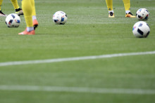 Crampons et ballons sur un terrain de football (photo d'illustration).