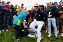 Une femme blessée au visage après avoir reçu une balle, le 28 septembre 2018 lors de la Ryder Cup