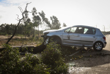 Une voiture piégée à Figueira da Foz, après le passage de la tempête Leslie dimanche 14 octobre 2018