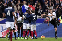 Griezmann et ses coéquipiers célèbrent un but de Giroud contre l'Allemagne le 13 novembre 2015 au Stade de France
