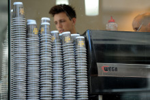 Des gobelets devant une machine à café (Ilustration)