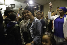 Ilhan Omar célèbre sa victoire aux élections législatives, le 6 novembre 2018 à Minneapolis, aux États-Unis