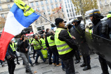 Présents sur les Champs-Élysées, les "gilets jaunes" ont fait face aux CRS