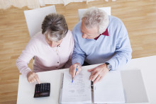 Un couple de retraités fait des calculs (illustration)