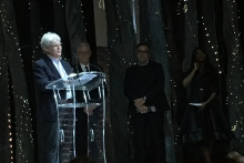 Georges Lang reçoit un Laurier d'Or Radio