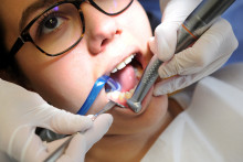 Un dentiste traite une patiente, le 13 avril 2017 à Quimper.