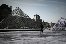JR dans la cour de la Pyramide du Louvre