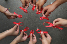 Des badges symbolisant la lutte contre le sida