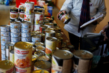 Les "Restos du coeur" distribuent de la nourriture à ceux qui sont dans le besoin