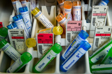 Tubes de granulés homéopathiques (illustration)