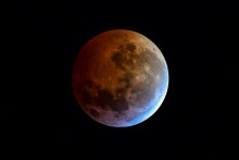 La Lune vue lors d'une éclipse lunaire à Buenos Aires (Argentine) tôt le 21 janvier 2019.
