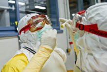 Ebola : une équipe de soignants allemands s'entraînent à enfiler des combinaisons de protection (illustration)