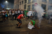 Des supporters de l'Algérie fêtent la victoire à Lyon (illustration)