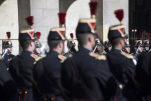 Des gendarmes de la Garde républicaine aux Invalides (illustration)