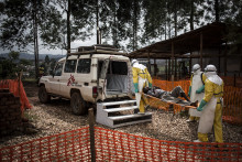 Des agents de santé anti-Ebola transportent un patient, à Butembo (RDC), le 4 novembre 2018
