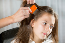 Une enfant se fait enlever les poux (image d'illustration)