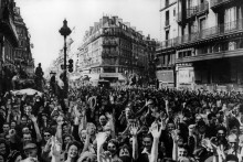 Le 25 août 1944, les Parisiens célèbrent la libération de Paris