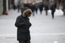 Un homme se protège du froid (illustration)