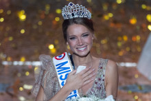 Amandine Petit, Miss Normandie, a été élue Miss France 2021 le 19 décembre 2020.