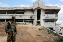 Un soldat somalien devant le Parlement, à Mogadiscio, en décembre 2013.