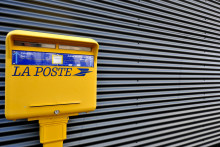 Une boîte aux lettres La Poste (illustration).