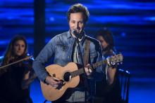 Le chanteur Vianney sur scène lors de la 36e Victoires de la Musique à Paris, le 12 février 2021.