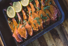 De la viande d'agneau avec du citron et des épices