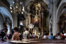 Une messe dans une église (illustration)