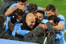 Les joueurs de Manchester City entourent leur entraîneur Pep Guardiola, après leur qualification en demi-finales de la Ligue des Champions