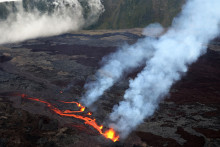 Le Piton de la Fournaise en éruption (illustration)