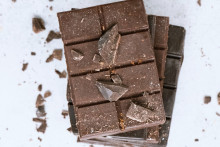 Des tablettes de chocolat noir (illustration).