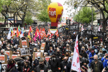 Des manifestants agitent des drapeaux syndicaux alors qu’ils participent à la manifestation annuelle des travailleurs du 1er mai (fête du Travail), à Paris, le 1er mai 2021. (Illustration)