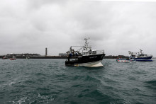 Des pêcheurs français manifestent devant le Port Saint-Helier, au large de Jersey.