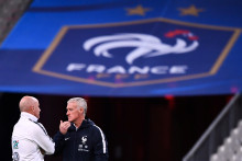 Didier Deschamps en conversation avec son adjoint Guy Stéphan le 13 novembre 2019 à Saint-Denis