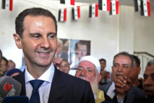 Photo du président syrien Bachar al-Assad prise dans un bureau de vote à Douma, près de la capitale Damas, le 26 mai 2021.