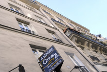 Une pancarte "À vendre" accrochée à un appartement (illustration)