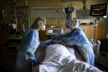 Des infirmières s’occupent d’un patient Covid-19 sous assistance respiratoire dans l’unité de soins intensifs de l’hôpital privé à Antony, le 2 avril 2021. (Illustration)