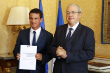 L'ancien premier ministre Manuel Valls et l'ancien président de la région Île-de-France, Jean-Paul Huchon, le 7 décembre 2016 à Matignon.