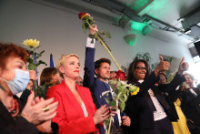 Julien Bayou (au centre) entouré d'Audrey Pulvar (à droite) et de Clémentine Autain (à gauche)
