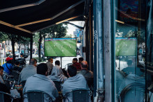 Des fans du ballon rond regardent le match France-Suisse dans un bar parisien, lundi 28 juin.
