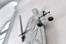 Une statue de la déesse de la Justice équilibrant la balance. (Illustration)