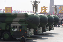 Des missiles balistiques intercontinentaux chinois DF-41 à capacité nucléaire lors d'un défilé militaire sur la place Tiananmen, à Pékin le 1er octobre 2019
