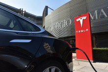 Tesla a été condamné, mardi 5 octobre, à verser 137 millions de dollars à un ex-employé victime de racisme dans l'une des usines du groupe. (illustration)