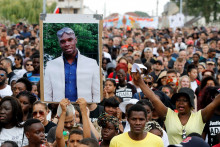 Photo d’une personne qui tient un portrait d’Adama Traoré lors d’une marche pour réclamer des réponses,  deux ans après sa mort en garde à vue, le 21 juillet 2018 à Beaumont-sur-Oise, au nord-est de Paris. (Illustration)