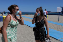Des vacancières remettent leur masque en quittant la plage à Argelès-sur-Mer (Pyrénées-Orientales).